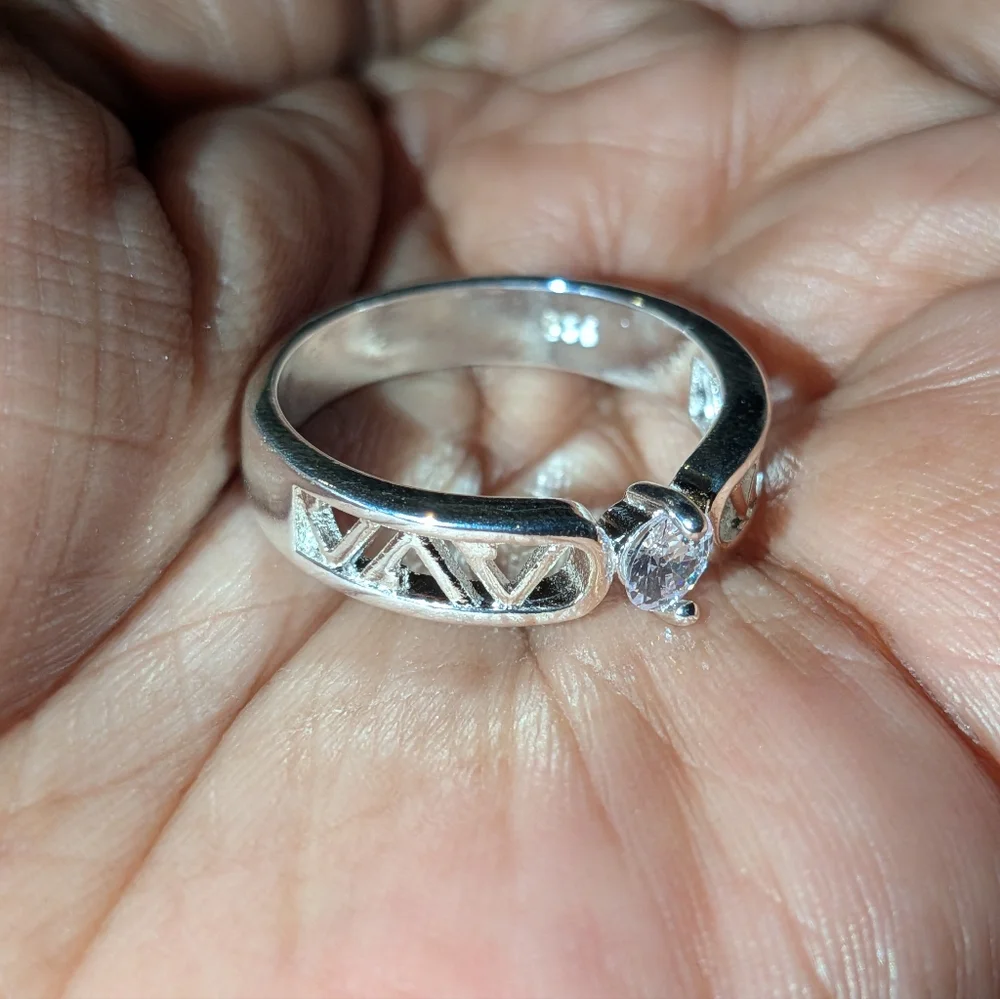 Stunning 925 Silver Unisex Ring Sz 9